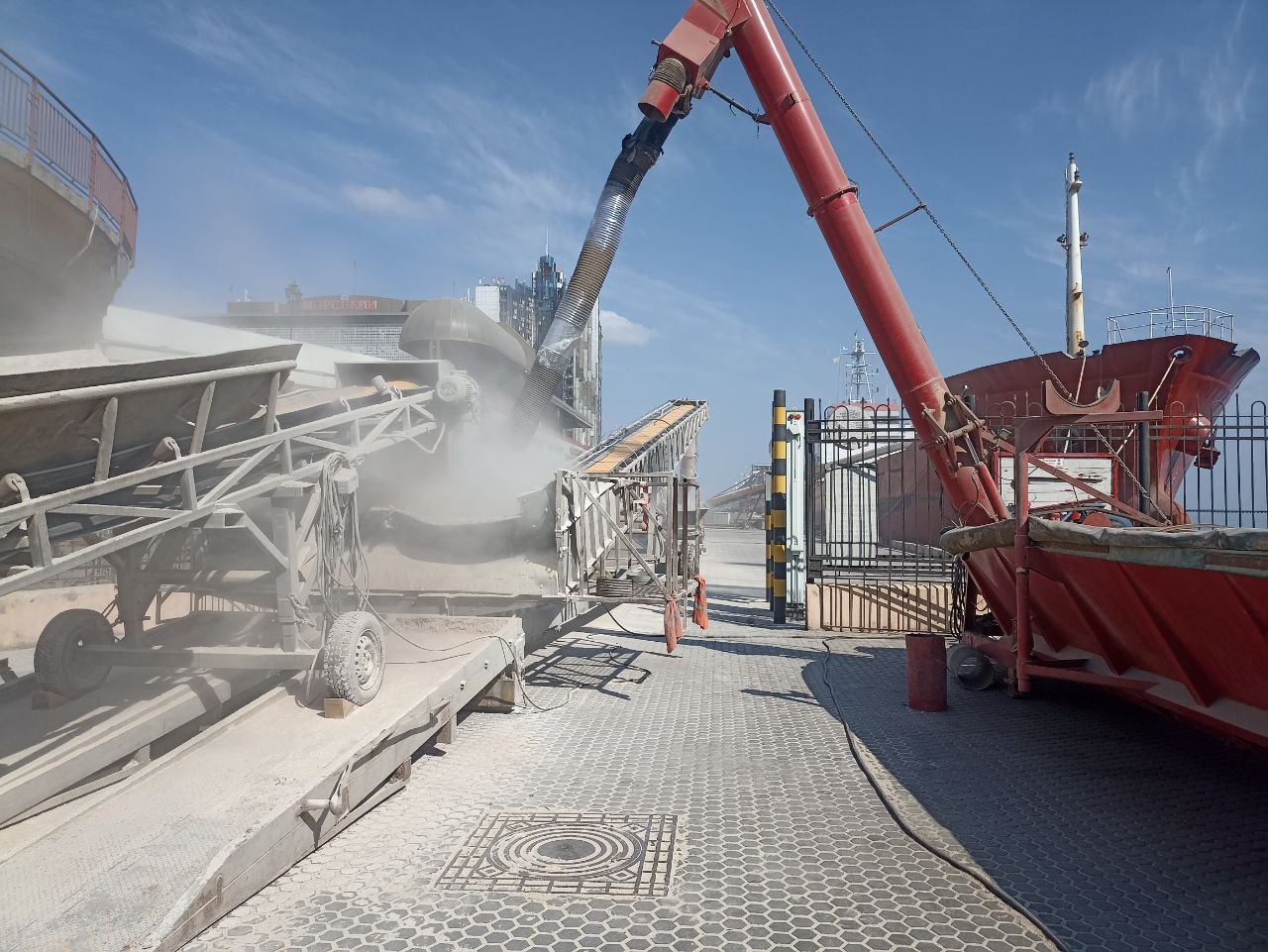 Процес завантаження зерна в Одеському порту - ТОВ Юнікорнс